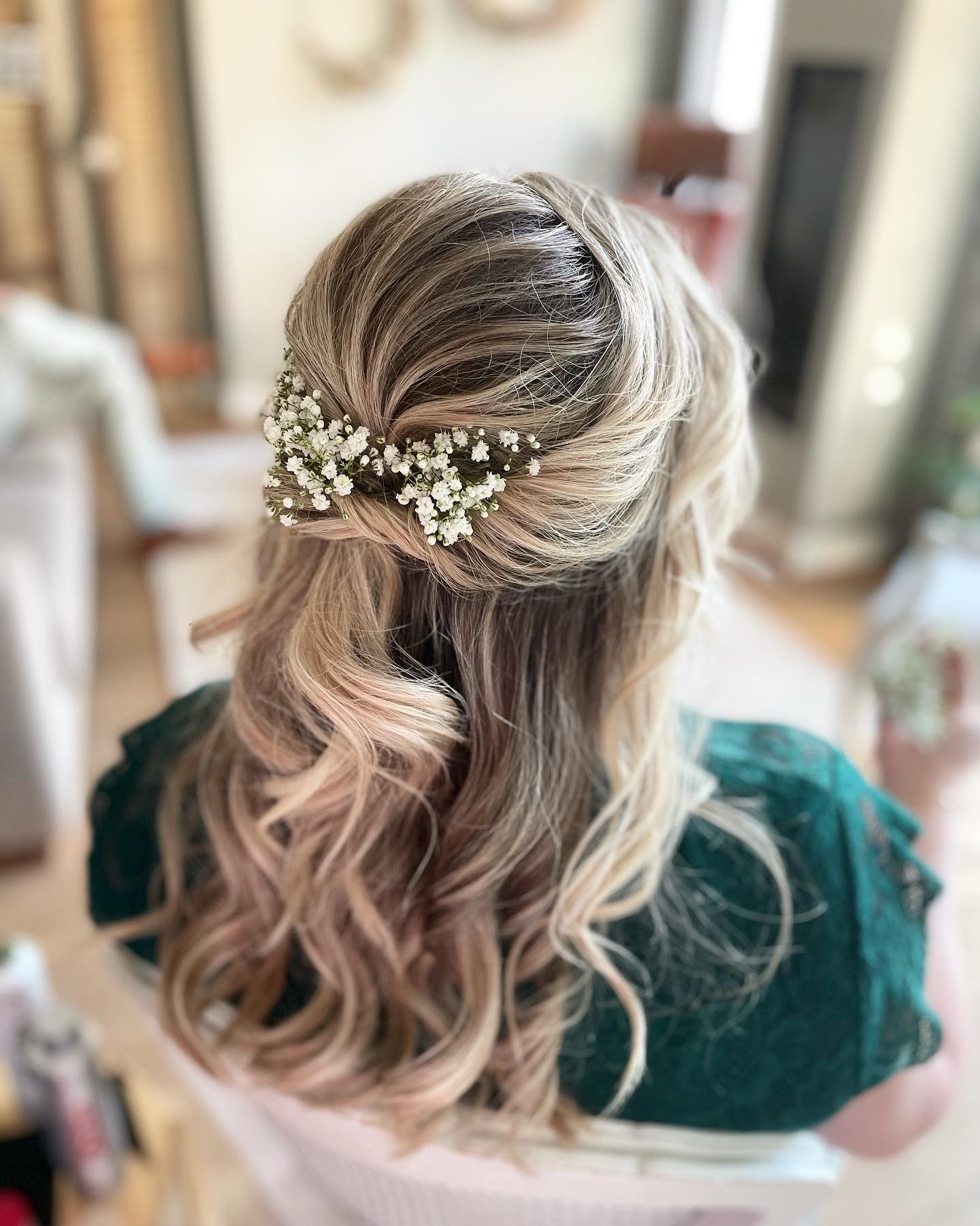 Half opgestoken kapsel met bloemdetails
